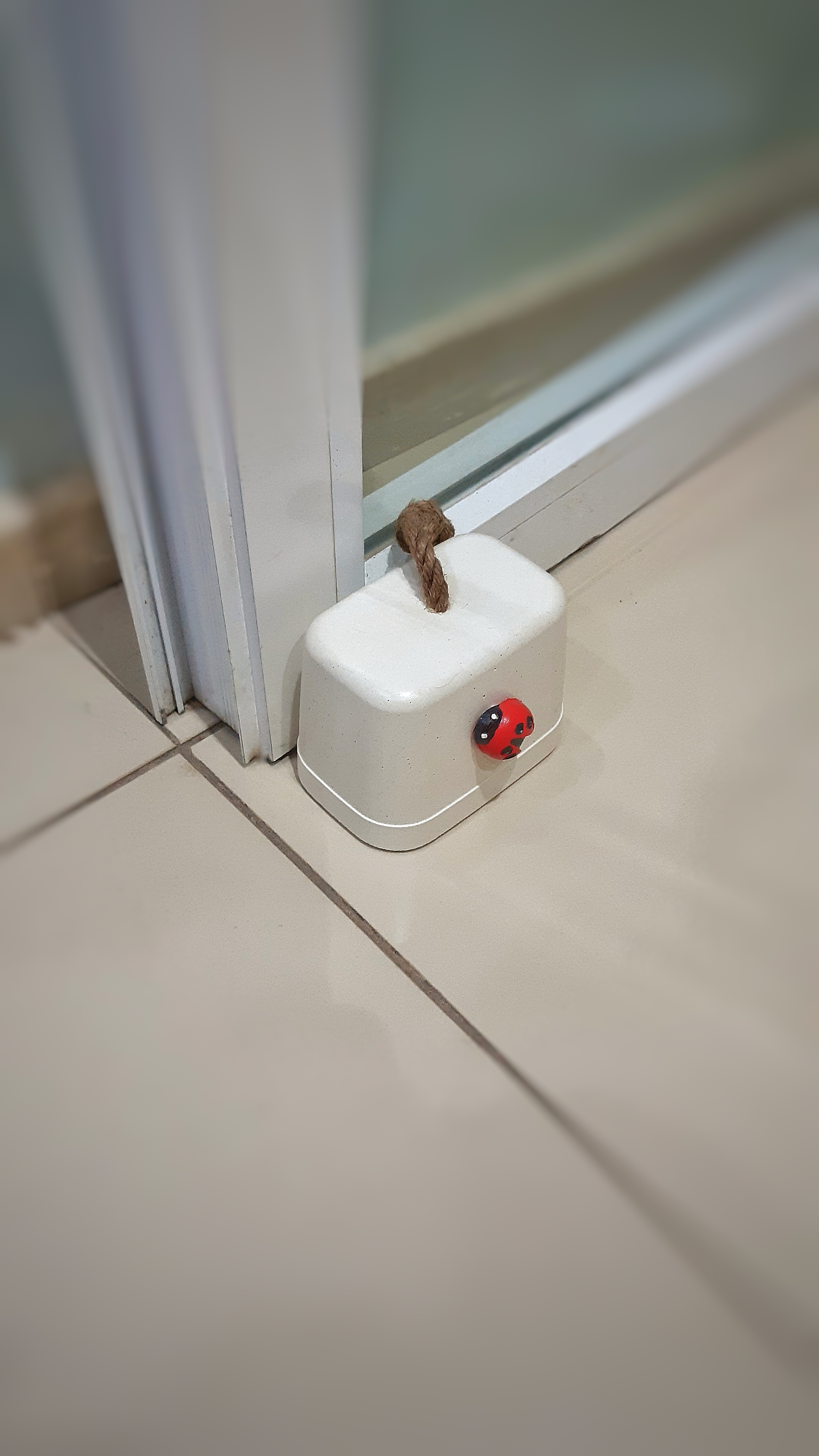 Beton%20Stoper%20Dekoratif%20Uğur%20Böcekli%20Beton%20Kapı%20Stoperi%20Kapı%20Önü%20Ağırlık%20Kapı%20Tamponu%20Beyaz
