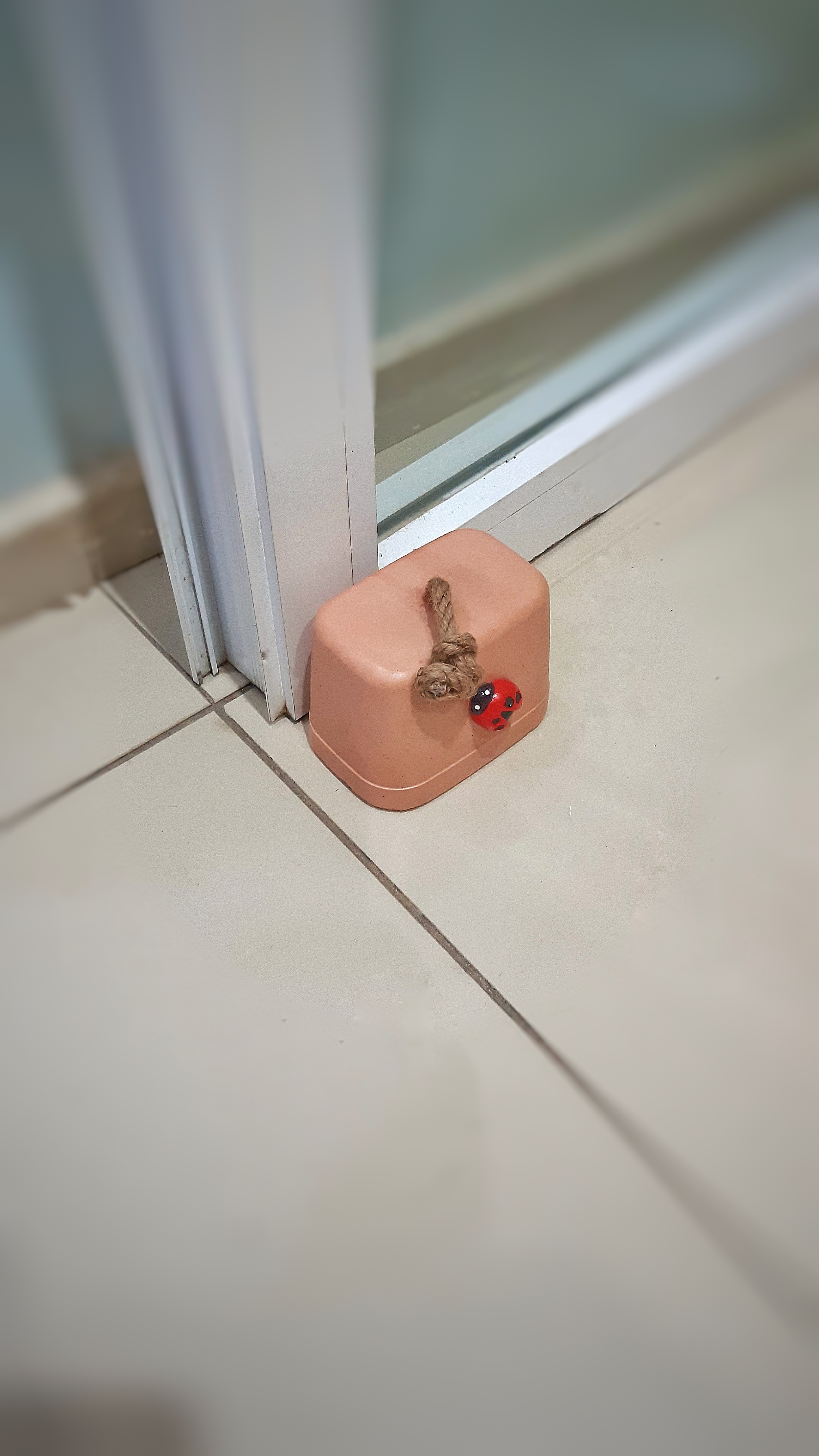 Beton%20Stoper%20Dekoratif%20Uğur%20Böcekli%20Beton%20Kapı%20Stoperi%20Kapı%20Önü%20Ağırlık%20Kapı%20Tamponu%20Kahverengi