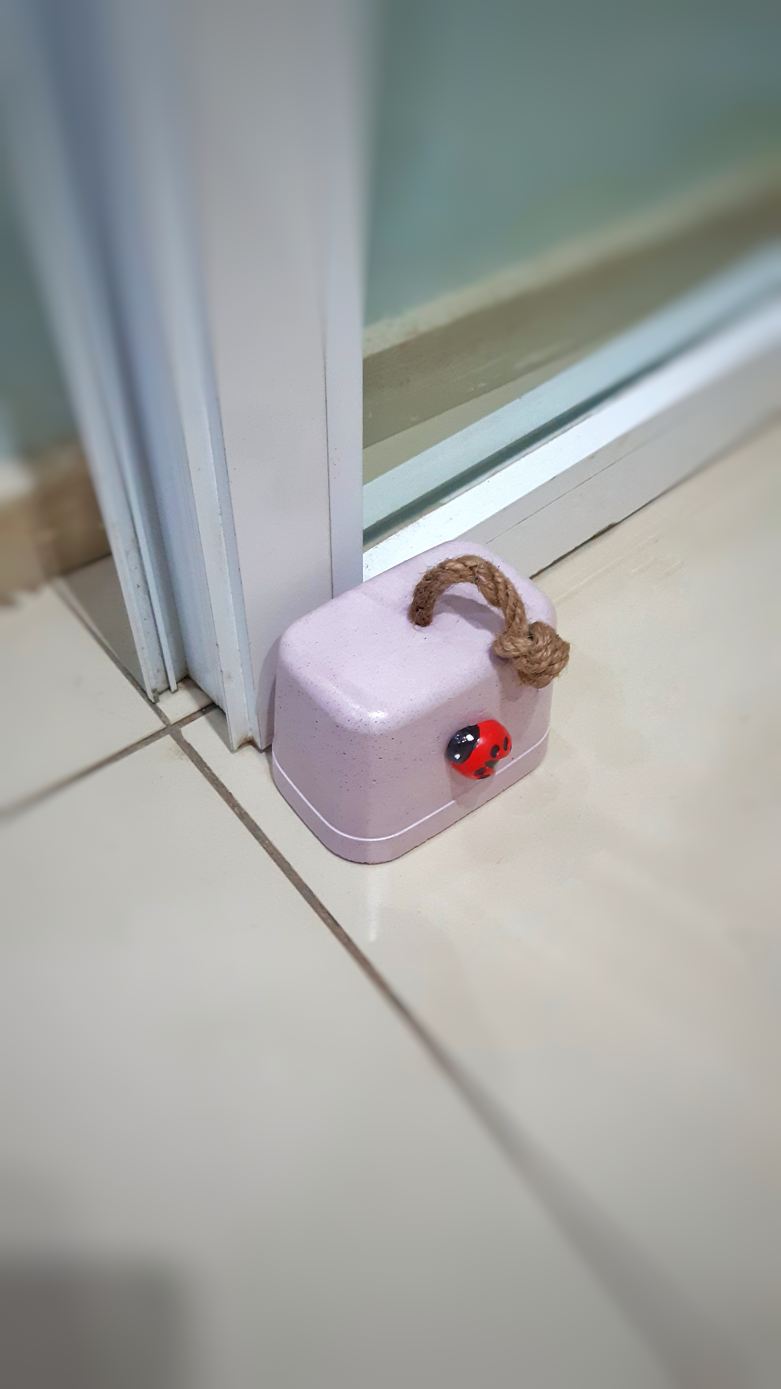 Beton%20Stoper%20Dekoratif%20Uğur%20Böcekli%20Beton%20Kapı%20Stoperi%20Kapı%20Önü%20Ağırlık%20Kapı%20Tamponu%20Lila