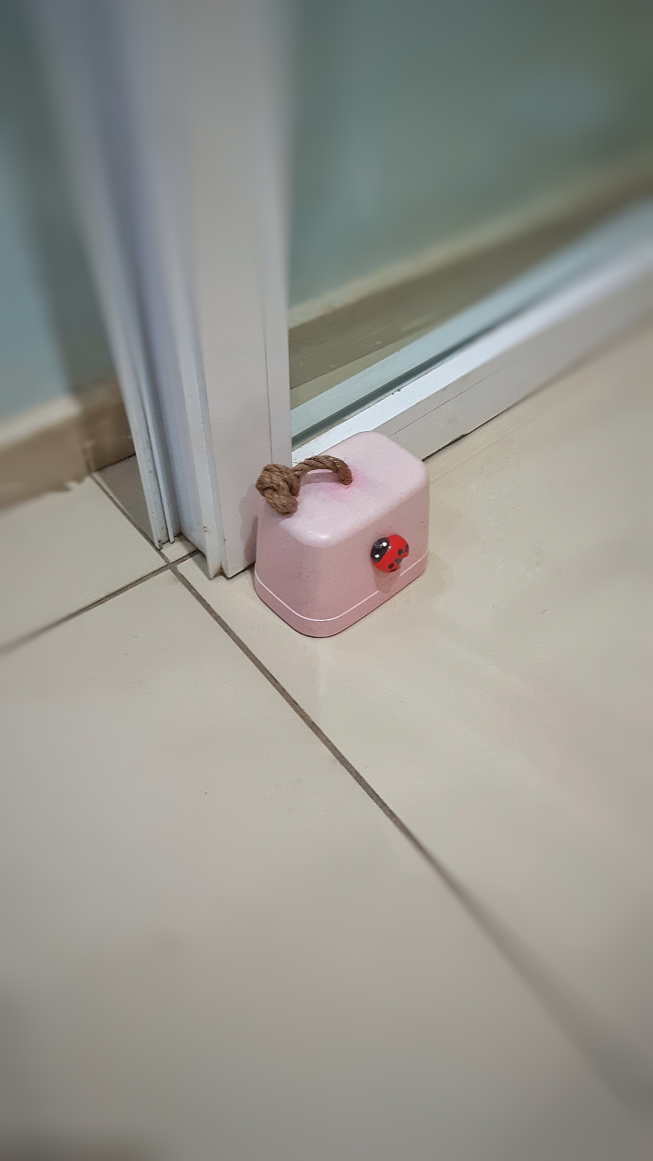 Beton%20Stoper%20Dekoratif%20Uğur%20Böcekli%20Beton%20Kapı%20Stoperi%20Kapı%20Önü%20Ağırlık%20Kapı%20Tamponu%20Pembe