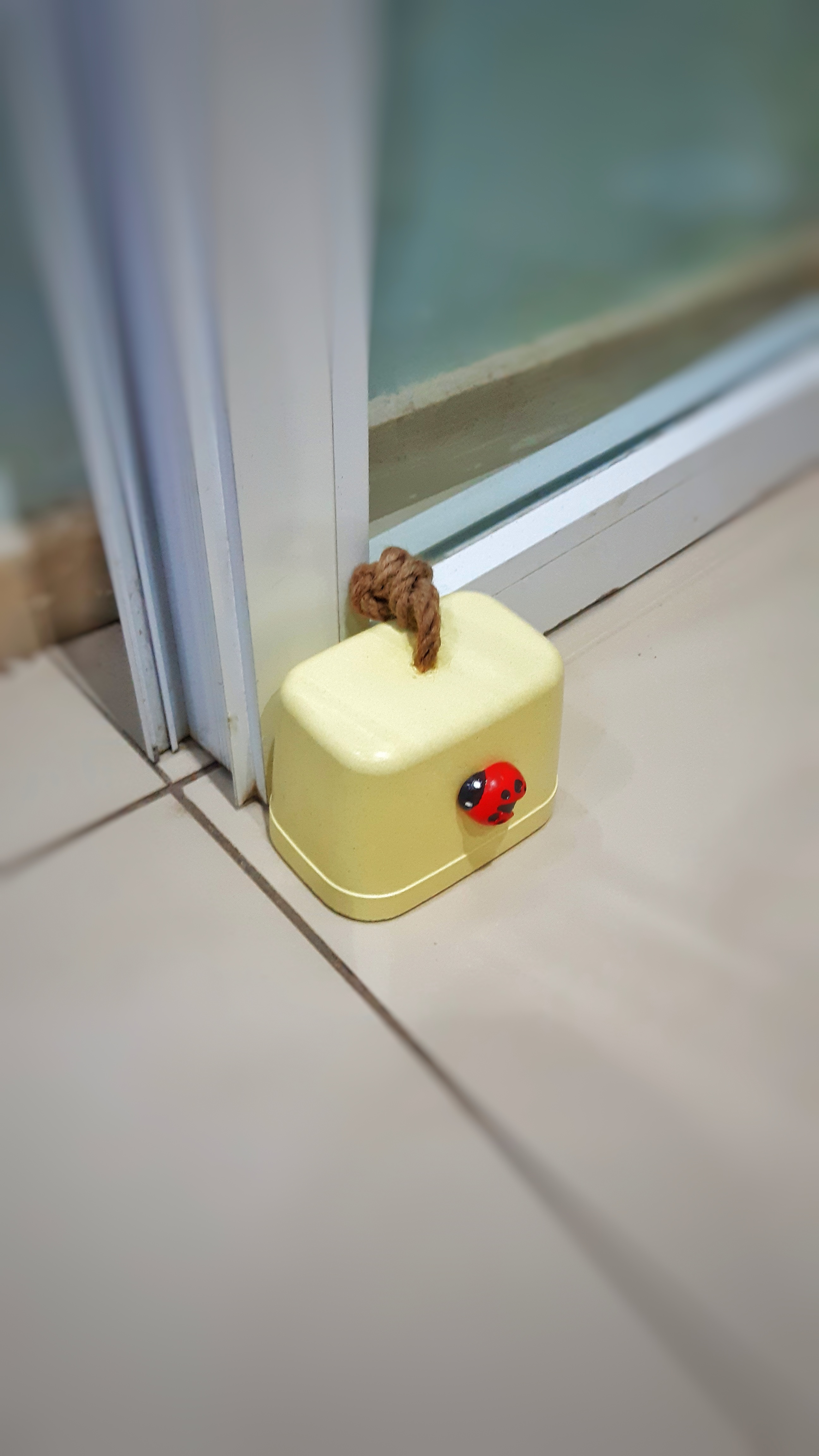 Beton%20Stoper%20Dekoratif%20Uğur%20Böcekli%20Beton%20Kapı%20Stoperi%20Kapı%20Önü%20Ağırlık%20Kapı%20Tamponu%20Sarı